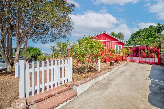 Detail Gallery Image 2 of 13 For 3917 Paige St, Los Angeles,  CA 90031 - 2 Beds | 1 Baths