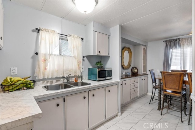 Detail Gallery Image 8 of 12 For 216 Vivian Ln, Bakersfield,  CA 93308 - 3 Beds | 2 Baths