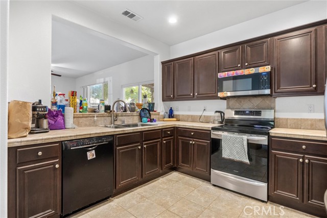 Detail Gallery Image 1 of 28 For 5500 Woodard Ridge Dr, Bakersfield,  CA 93313 - 3 Beds | 2/1 Baths