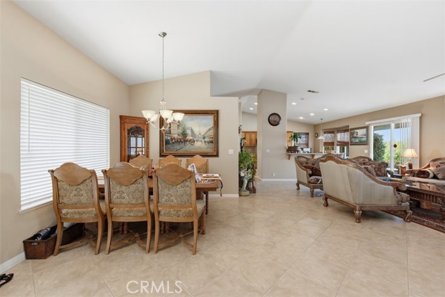 21268 Chardonnay, Apple Valley CA: https://media.crmls.org/medias/997ab912-54c0-4216-bbbf-56dbcb86e528.jpg