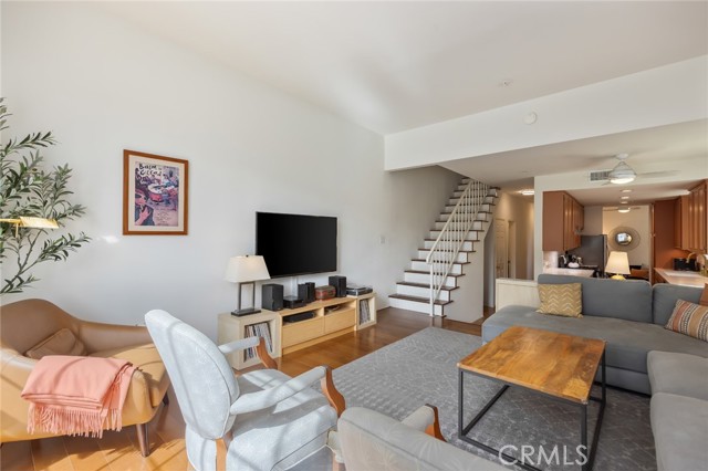 Detail Gallery Image 5 of 55 For 11445 Moorpark, Studio City,  CA 91602 - 2 Beds | 2/1 Baths