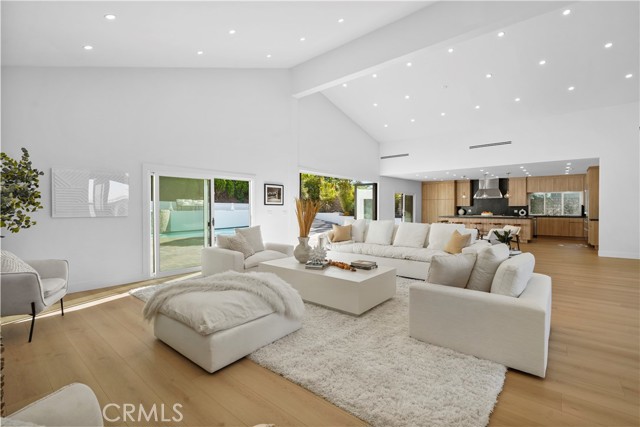4230 Alonzo Avenue, Encino CA: https://media.crmls.org/medias/99800b77-da71-48fb-9bcd-25c02c037180.jpg