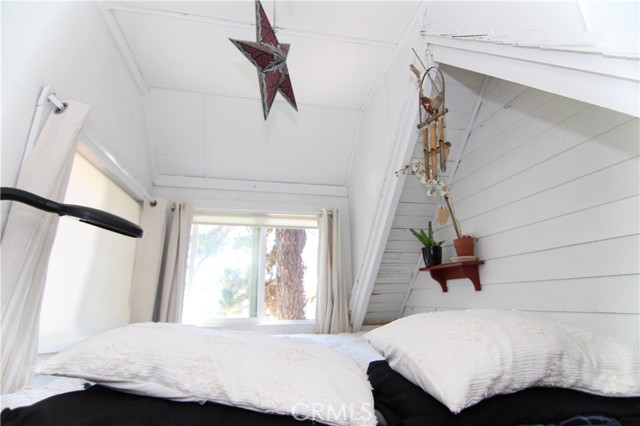 Detail Gallery Image 11 of 24 For 1109 Scenic Way, Rimforest,  CA 92378 - 2 Beds | 1 Baths