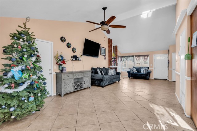 25790 Parada, Valencia CA: https://media.crmls.org/medias/9983c3f2-5668-4a1c-b3b4-1a2e557fec28.jpg
