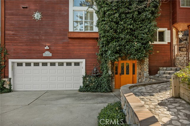 Detail Gallery Image 2 of 50 For 971 Grass Valley, Lake Arrowhead,  CA 92352 - 3 Beds | 4 Baths