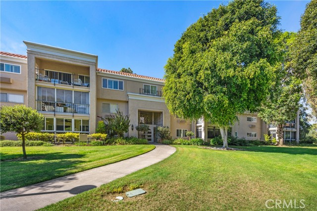 Detail Gallery Image 3 of 36 For 5499 Paseo Del Lago 1b,  Laguna Woods,  CA 92637 - 2 Beds | 2 Baths