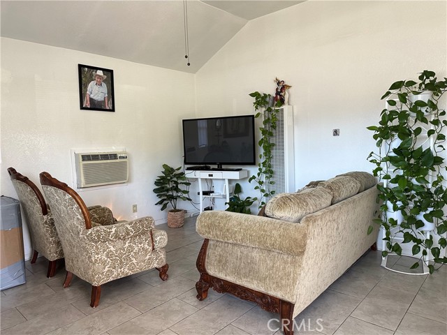 Detail Gallery Image 2 of 11 For 119 E Heald Ave, Lake Elsinore,  CA 92530 - 1 Beds | 1 Baths