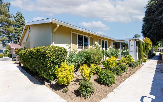 Detail Gallery Image 2 of 45 For 19202 Avenue of the Oaks a,  Newhall,  CA 91321 - 2 Beds | 2 Baths