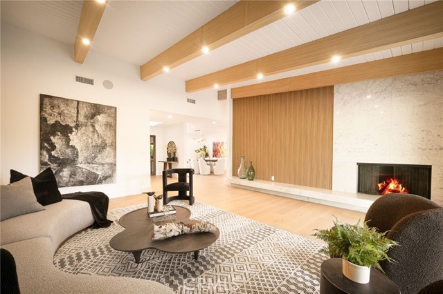 18839 La Amistad Place, Tarzana CA: https://media.crmls.org/medias/998c1e74-af73-434b-b825-de22e9586693.jpg