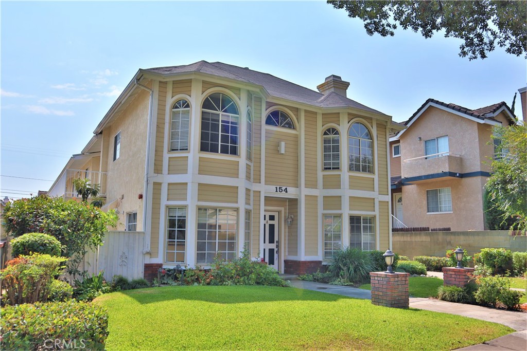 Triplex at 154 Diamond Street