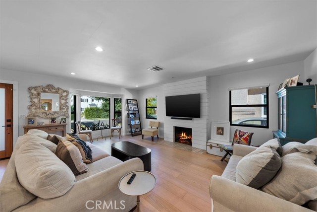 1834 Stearns Drive, Los Angeles CA: https://media.crmls.org/medias/998e55f3-28f1-4999-9bba-86fd9349966e.jpg