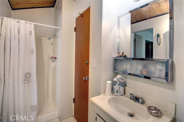 Detail Gallery Image 22 of 42 For 42716 Juniper Dr, Big Bear Lake,  CA 92315 - 4 Beds | 2 Baths
