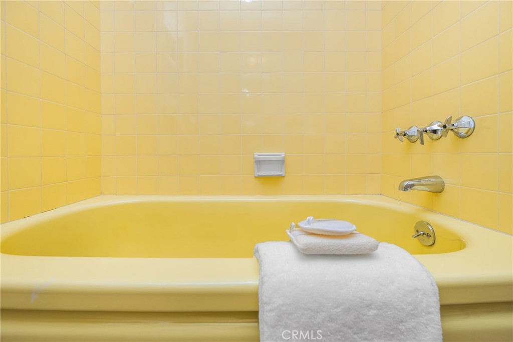 https://media.crmls.org/medias/99927004-36c4-4e77-845a-0048df13874d.jpg?preset=X-Large