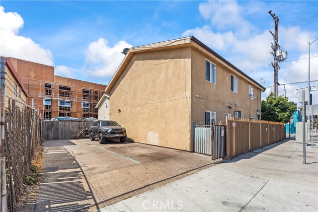 6102 S San Pedro Street, Los Angeles CA: https://media.crmls.org/medias/9994c83e-dd9a-402e-b842-3870a607ff36.jpg