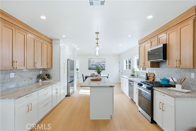 Detail Gallery Image 8 of 51 For 5104 8th Ave, Los Angeles,  CA 90043 - 4 Beds | 3 Baths