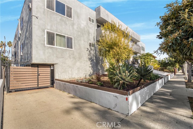 Detail Gallery Image 2 of 19 For 6643 De Longpre #5,  Los Angeles,  CA 90028 - 2 Beds | 2 Baths