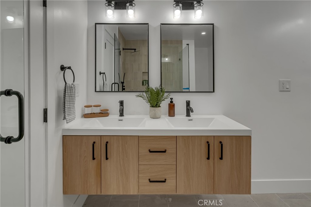 https://media.crmls.org/medias/99975491-a785-47f7-a7c5-52399680b4ec.jpg?preset=X-Large
