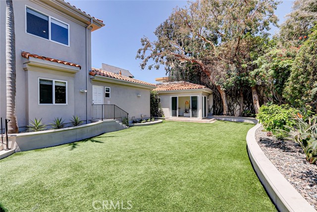 Detail Gallery Image 8 of 70 For 819 11th St, Manhattan Beach,  CA 90266 - 6 Beds | 5/2 Baths