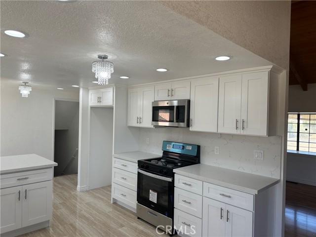 Detail Gallery Image 8 of 36 For 16485 Wintun Rd, Apple Valley,  CA 92307 - 5 Beds | 2/1 Baths