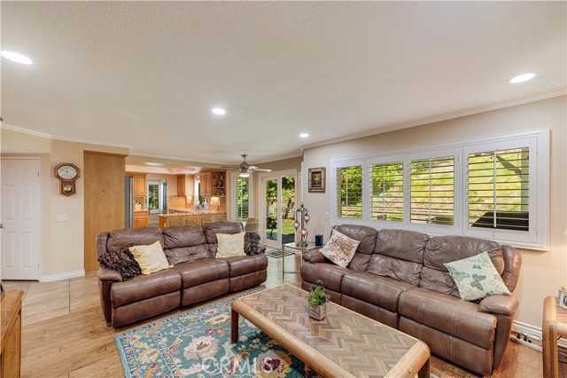 685 Vista Coto Verde, Camarillo CA: https://media.crmls.org/medias/999a3c33-c6c7-4a20-bbfe-fd5c9c9a65c1.jpg