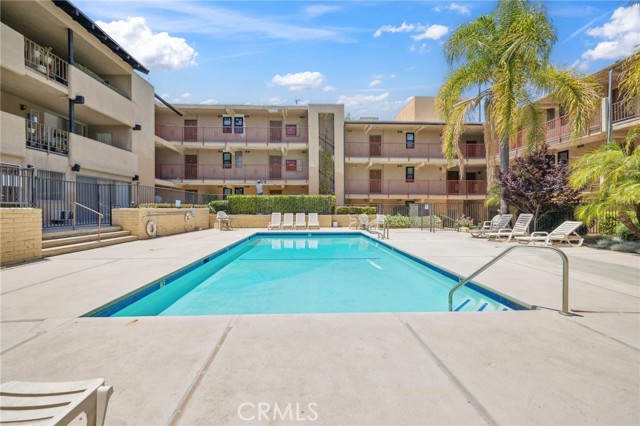 17000 Burbank Boulevard, Encino CA: https://media.crmls.org/medias/999a7eff-3c03-42ef-99e7-ad202f7a6a2e.jpg