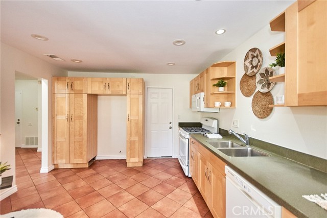 4725 Cardena, Yorba Linda CA: https://media.crmls.org/medias/999e778a-a7d5-4207-88e1-87626e3ce2ce.jpg