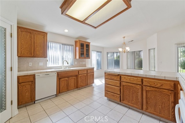 122 East, Madera CA: https://media.crmls.org/medias/999f8277-943e-4faf-ac7f-00868978984e.jpg