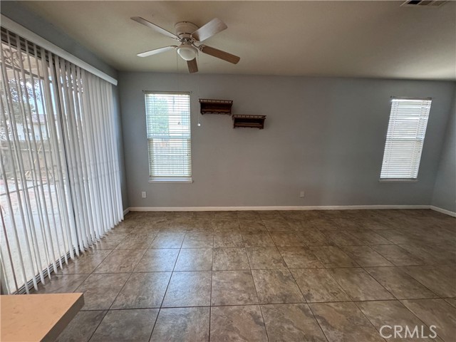 Detail Gallery Image 12 of 30 For 13208 Berkeley Ln, Victorville,  CA 92392 - 4 Beds | 2/1 Baths