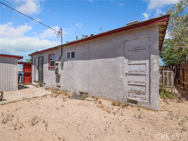 1040 Flora Street, Barstow CA: https://media.crmls.org/medias/99a572c6-dbb1-4f30-9c05-ab5f2896c087.jpg