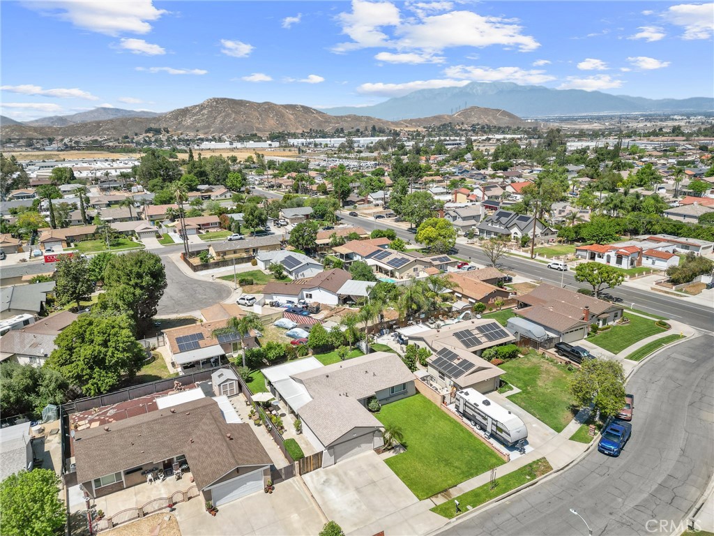 https://media.crmls.org/medias/99a68ef6-bf82-41ca-841a-0c1a2da48f97.jpg?preset=X-Large