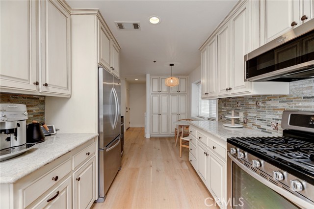 Detail Gallery Image 17 of 42 For 1924 Ruhland Ave #B,  Redondo Beach,  CA 90278 - 3 Beds | 2/1 Baths