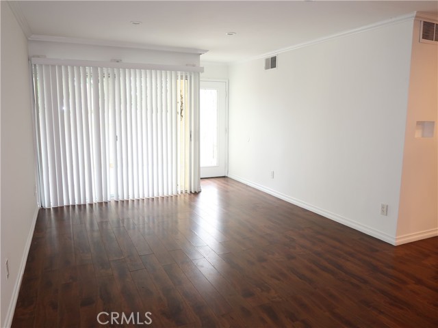 Detail Gallery Image 8 of 37 For 8055 Canby Ave #5,  Reseda,  CA 91335 - 3 Beds | 2/1 Baths