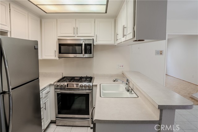 Detail Gallery Image 8 of 12 For 13112 Moorpark #2,  Sherman Oaks,  CA 91423 - 2 Beds | 2/1 Baths