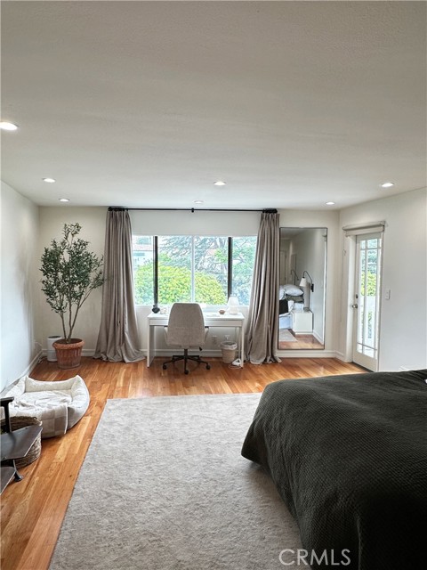 1310 Roxbury Drive, Los Angeles CA: https://media.crmls.org/medias/99b20d98-c0bf-4dd1-a03c-8c5ca78ced9d.jpg
