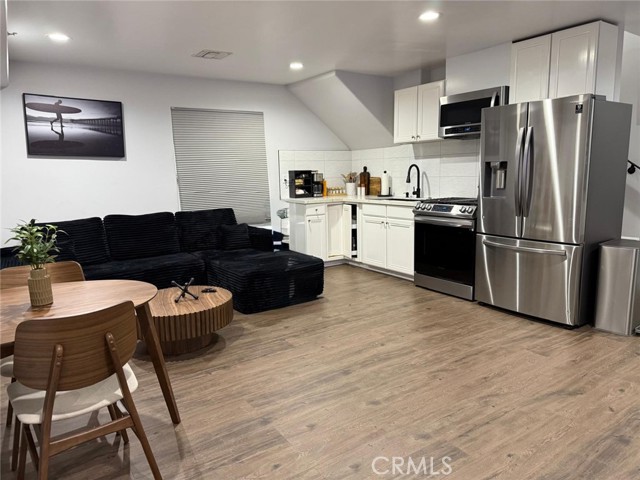 Detail Gallery Image 12 of 15 For 22237 Buena Ventura St #2,  Woodland Hills,  CA 91364 - 1 Beds | 1 Baths