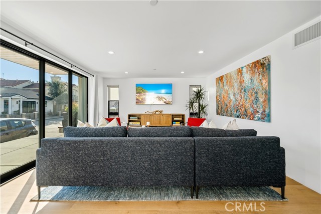 171 Savona Walk, Long Beach CA: https://media.crmls.org/medias/99bb8719-15c8-4caa-93b0-b5caba7d9170.jpg