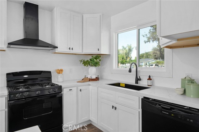 Detail Gallery Image 14 of 30 For 2524 W Borchard Ave, Santa Ana,  CA 92704 - 3 Beds | 2 Baths