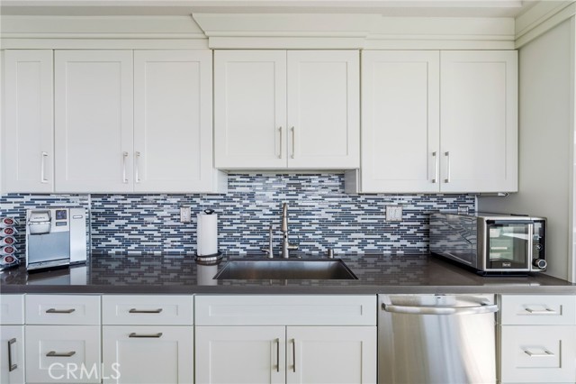 Detail Gallery Image 12 of 59 For 230 Lille Lane #113,  Newport Beach,  CA 92663 - 3 Beds | 3 Baths