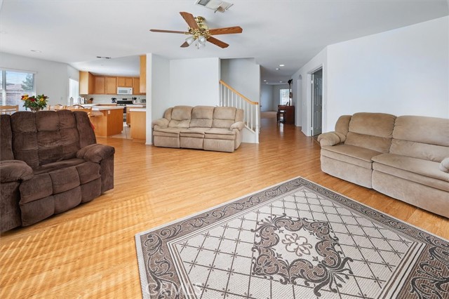 Detail Gallery Image 8 of 33 For 28652 Deer Springs Dr, Saugus,  CA 91390 - 5 Beds | 2/1 Baths