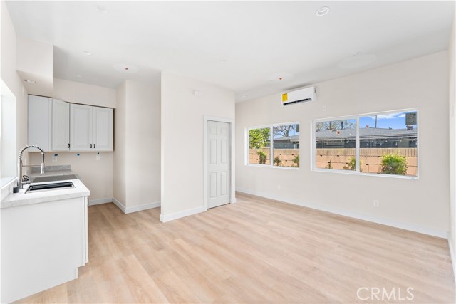 Detail Gallery Image 7 of 13 For 925 W Maple Ave, Orange,  CA 92868 - 2 Beds | 2 Baths