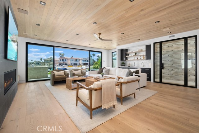 20 Balboa Coves, Newport Beach CA: https://media.crmls.org/medias/99c05688-ee34-432c-90e7-f9a09bd39860.jpg