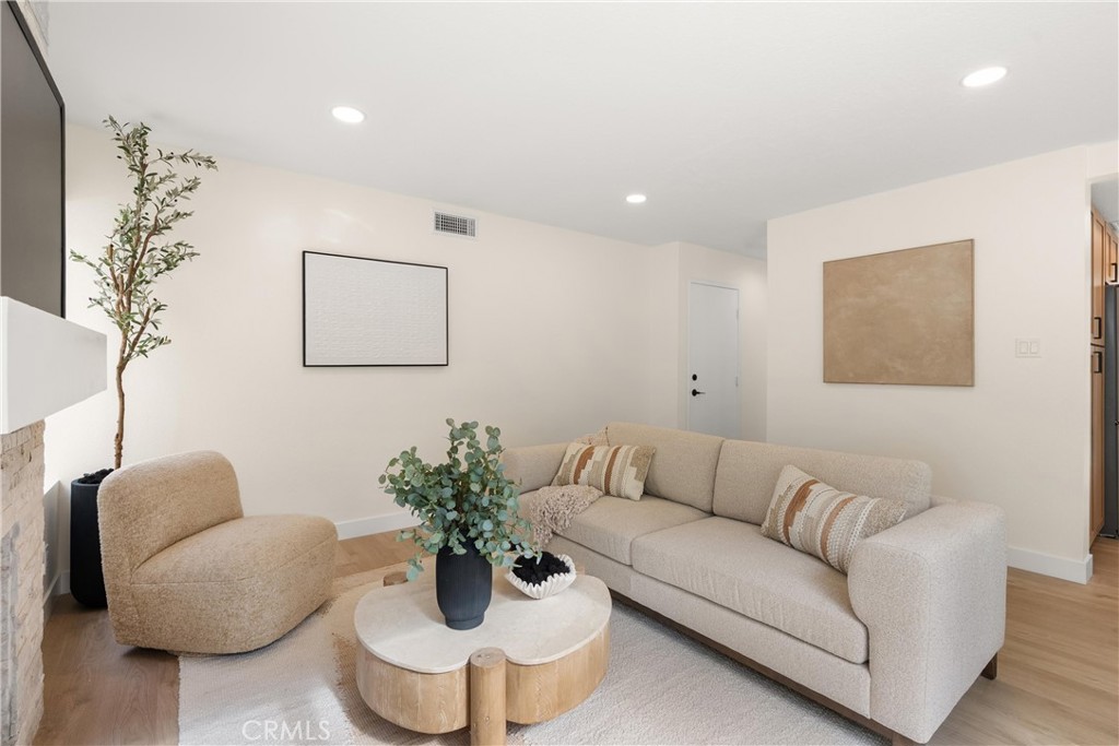 MLS #OC25233872 image #10