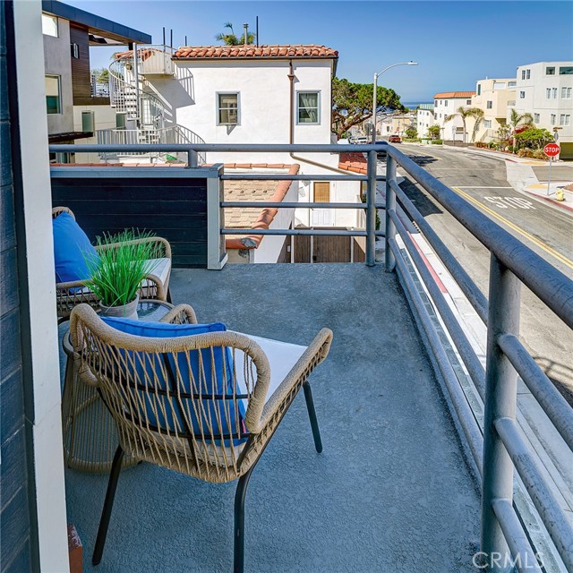 422 8th Street, Hermosa Beach, California 90254, 2 Bedrooms Bedrooms, ,2 BathroomsBathrooms,Residential,Sold,8th,SB23103489