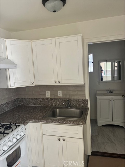 Detail Gallery Image 7 of 10 For 10639 Halbrent Ave, –,  CA 91345 - 0 Beds | 1 Baths