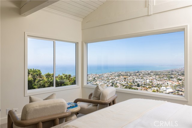 303 E Avenida Cordoba, San Clemente CA: https://media.crmls.org/medias/99d34684-ff85-45d6-a462-fd536982dace.jpg