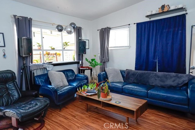 3915 E 11th Street, Long Beach CA: https://media.crmls.org/medias/99d53923-5289-4f67-938d-d3eea1ff8df2.jpg