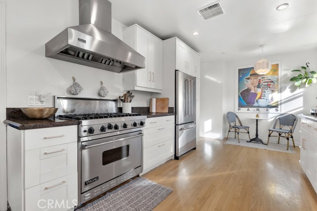 Detail Gallery Image 12 of 52 For 5727 Colbath, Valley Glen,  CA 91401 - 3 Beds | 3 Baths