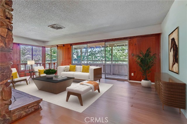 7951 Glenties Lane, Sunland CA: https://media.crmls.org/medias/99db81c0-4077-4ffe-8337-4bbbc419ea89.jpg