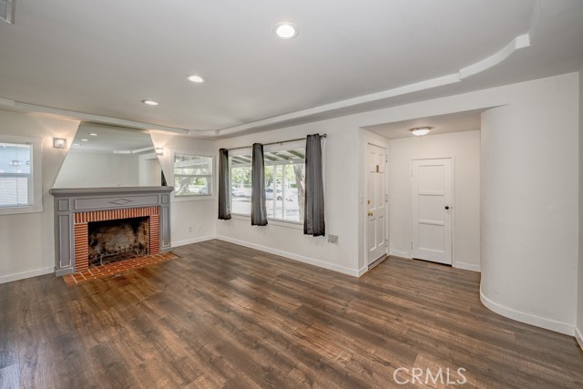 1219 N Lincoln Street, Burbank CA: https://media.crmls.org/medias/99dc839d-8c5f-421e-8c33-4c45a101c566.jpg