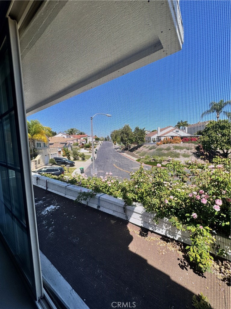 https://media.crmls.org/medias/99dd532b-3a20-47bf-94f1-b428b4a88f6a.jpg?preset=X-Large